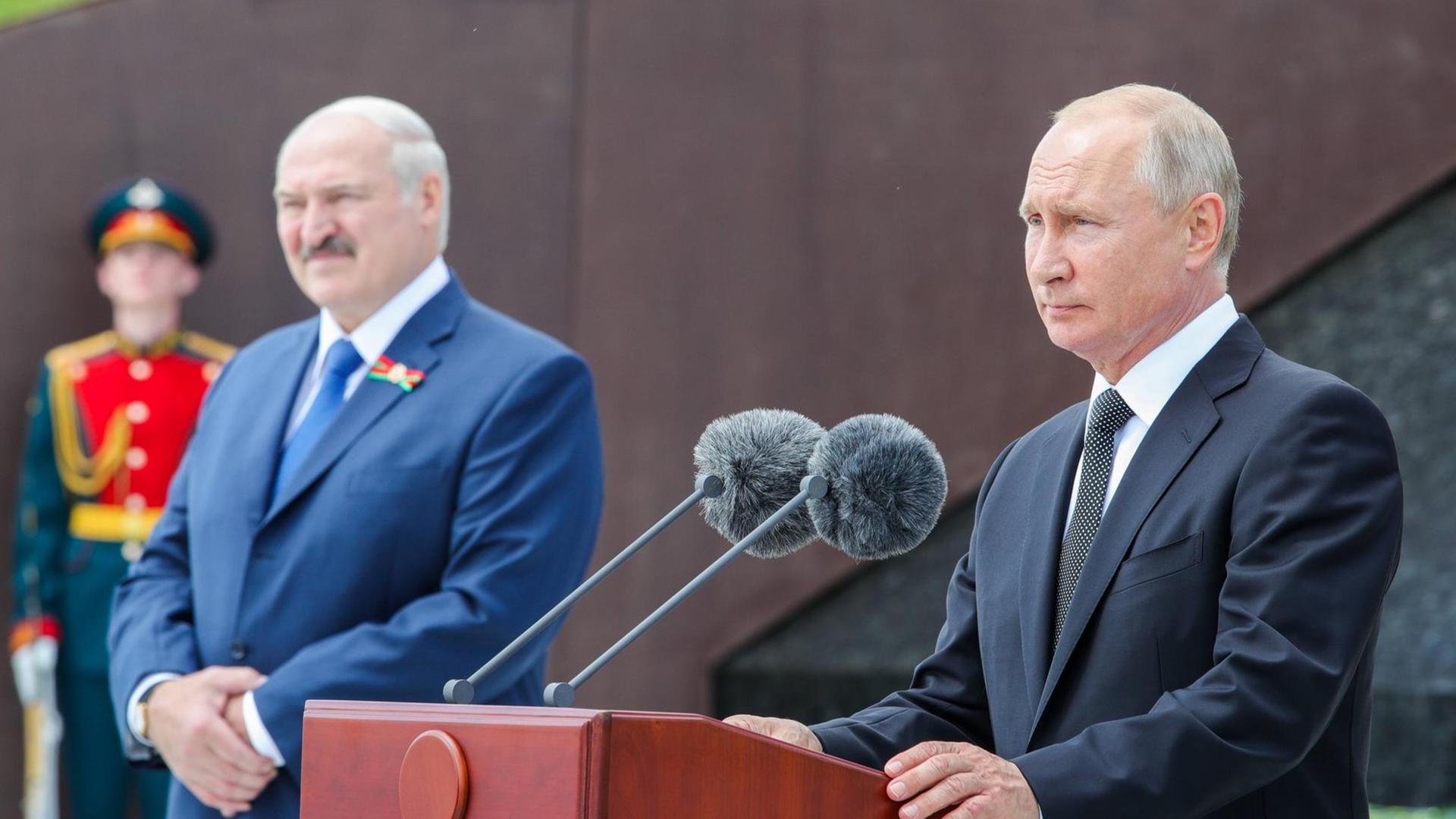 Russlands Präsident Wladimir Putin steht bei einer Gedenkveranstaltung im Juni 2020 neben dem Präsidenten von Belarus, Alexander Lukaschenko.