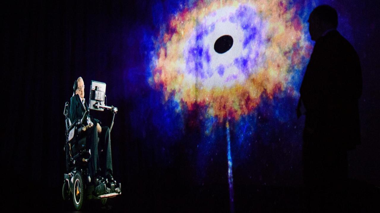 Der weltberühmte Physiker Stephen Hawking spricht zu einem Publikum in Hong Kong per Hologramm von seinem Büro in Cambridge, England aus. Der weltberühmte Physiker Stephen Hawking spricht zu einem Publikum in Hong Kong per Hologramm von seinem Büro in Cambridge, England aus.