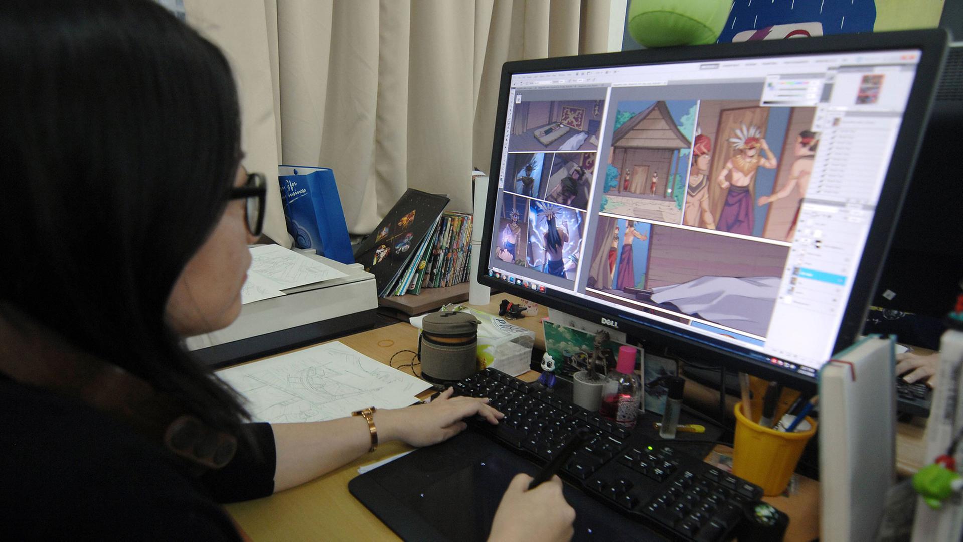 Illustratorin bei der Kreation eines Comics in digitalem Format. Illustratorin bei der Kreation eines Comics in digitalem Format.
