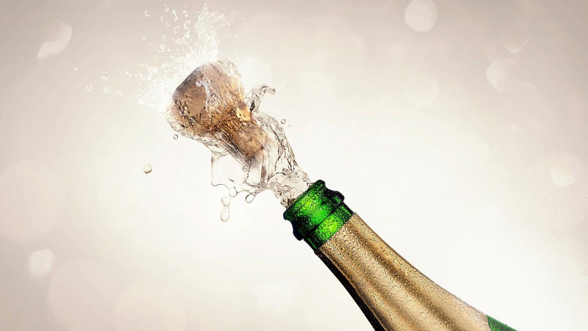 Ein Korken knallt aus einer Champagnerflasche. Kurz danach, das haben Forscher herausgefunden, entsteht blauer Dunst um den Flaschenhals. Ein Korken knallt aus einer Champagnerflasche. Kurz danach, das haben Forscher herausgefunden, entsteht blauer Dunst um den Flaschenhals.