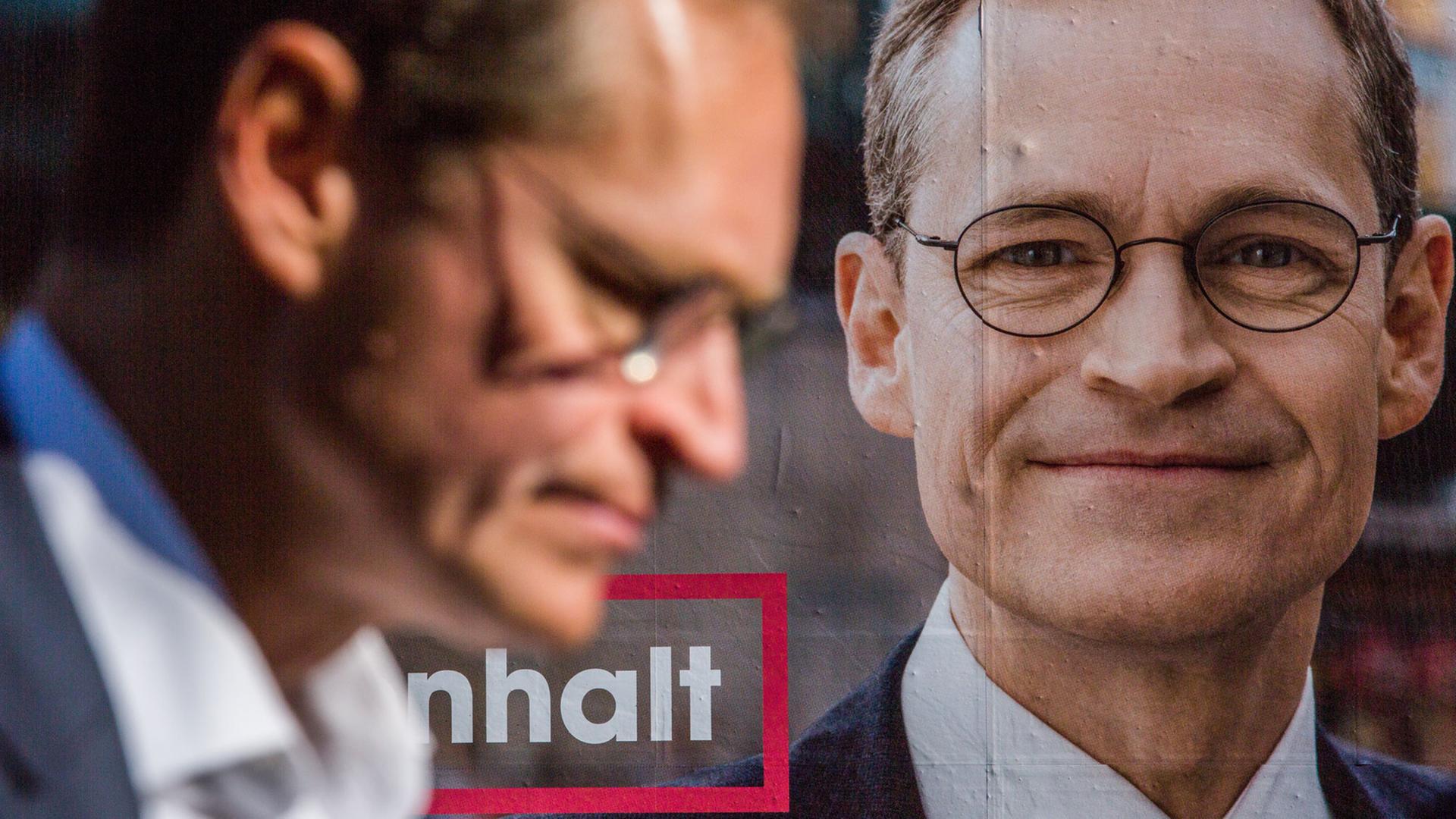 Ein Porträt von Berlins Regierendem Bürgermeister Müller vor einem Wahlplakat der SPD Ein Porträt von Berlins Regierendem Bürgermeister Müller vor einem Wahlplakat der SPD