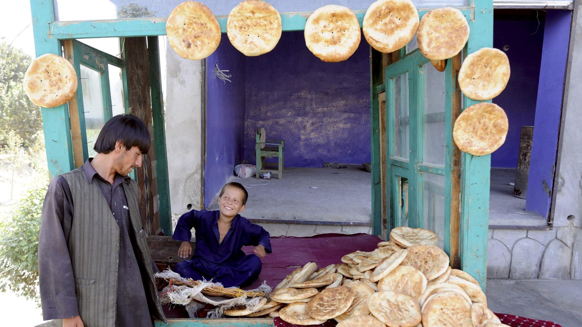 Fladenbrot wird in einem Laden an der Straße angeboten, Afghanistan 2011 Fladenbrot wird in einem Laden an der Straße angeboten, Afghanistan 2011