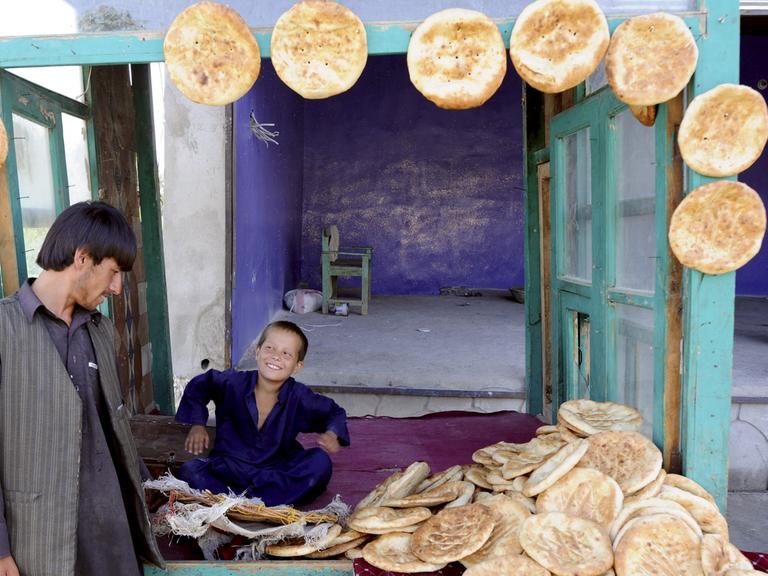 Fladenbrot wird in einem Laden an der Straße angeboten, Afghanistan 2011