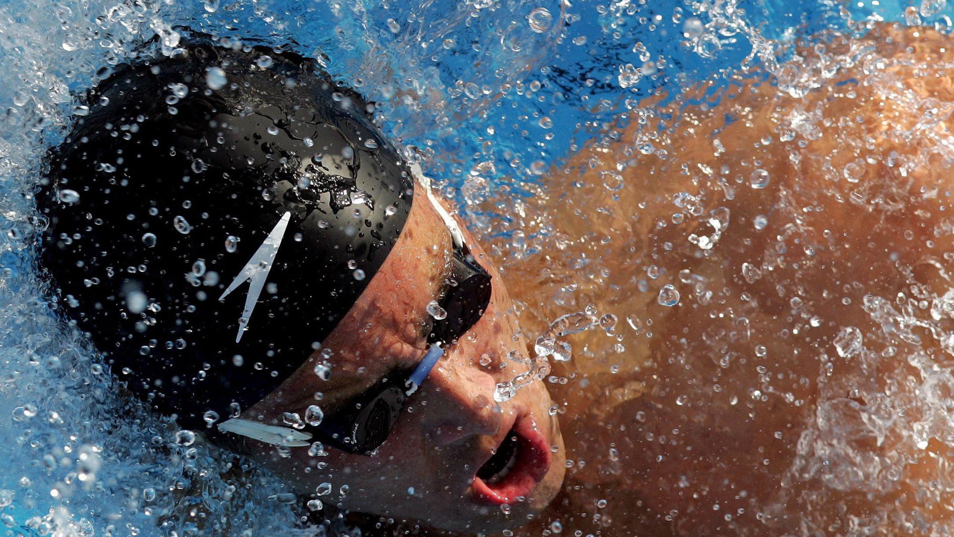Der US-amerikanische Schwimmer Randall Bal in Aktion am 17.06.2007 über 100 Meter Rücken beim Golden Bear Meeting in Zagreb, Kroatien. Er gewann den Wettkampf über diese Distanz. Der US-amerikanische Schwimmer Randall Bal in Aktion am 17.06.2007 über 100 Meter Rücken beim Golden Bear Meeting in Zagreb, Kroatien. Er gewann den Wettkampf über diese Distanz.