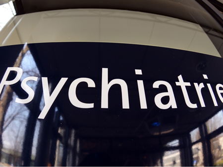 Ein Schild mit der Aufschrift "Psychiatrie" ist an einem Gebäude im Bezirksklinikum in Regensburg (Oberpfalz) angebracht.