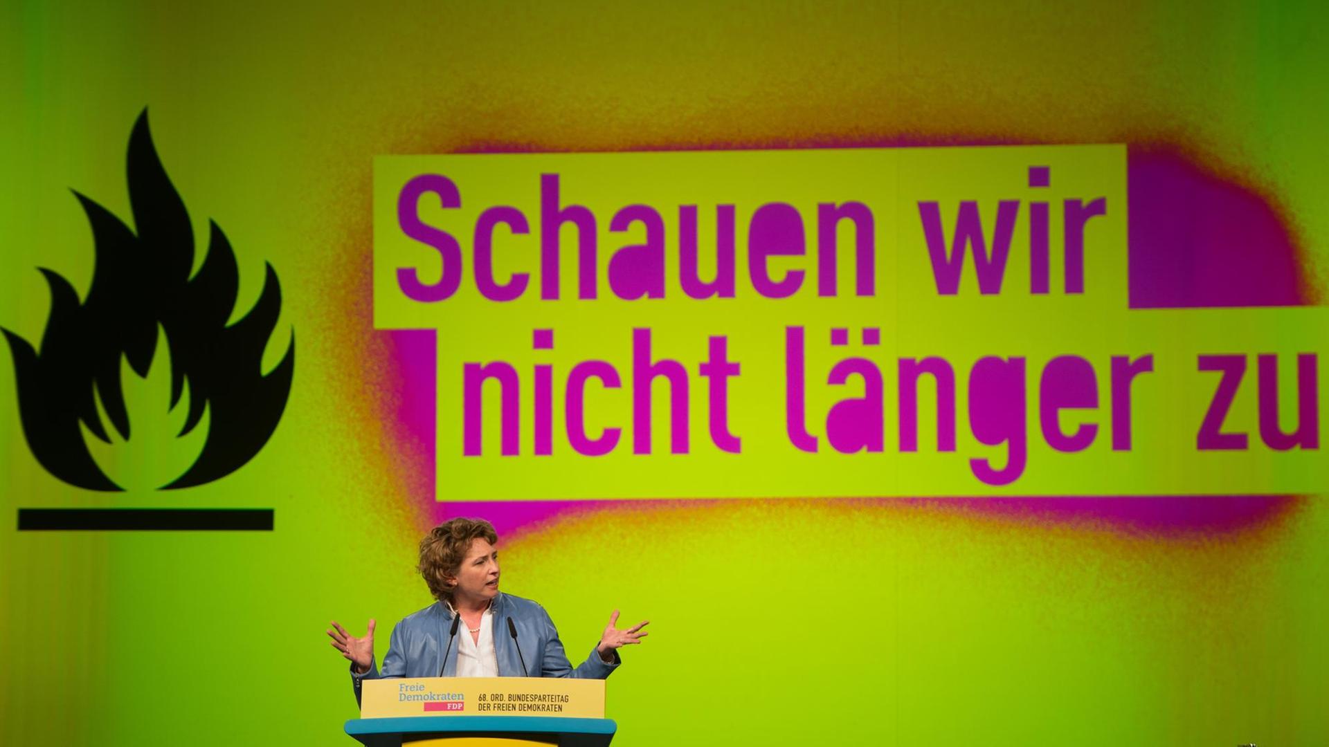 FDP-Generalsekretärin Nicola Beer spricht am 29.04.2017 beim FDP-Bundesparteitag in Berlin. Auf der Tagesordnung stehen unter anderem Beratung des Wahlprogramms und weitere Wahlen zum Parteivorstand. FDP-Generalsekretärin Nicola Beer spricht am 29.04.2017 beim FDP-Bundesparteitag in Berlin. Auf der Tagesordnung stehen unter anderem Beratung des Wahlprogramms und weitere Wahlen zum Parteivorstand.