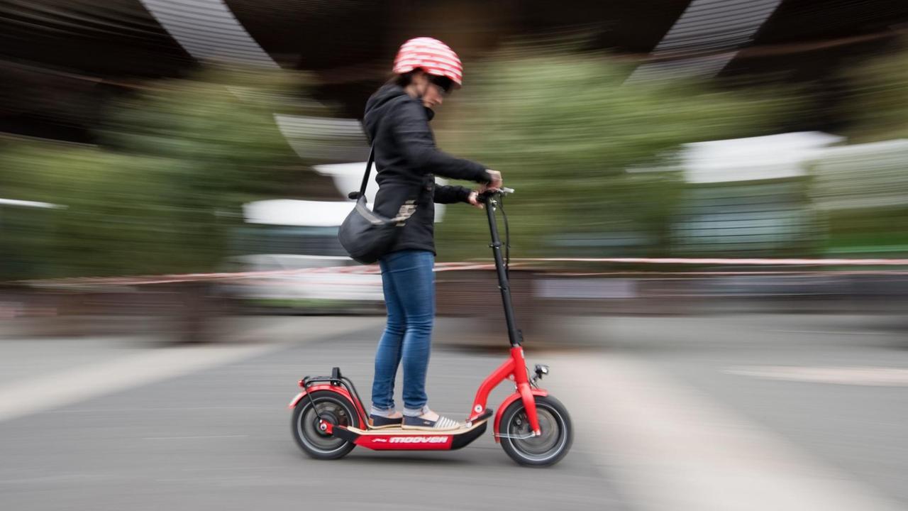 Eine Frau testet bei der "micromobility expo" auf der Messe Hannover einen E-Roller. Eine Frau testet bei der "micromobility expo" auf der Messe Hannover einen E-Roller.