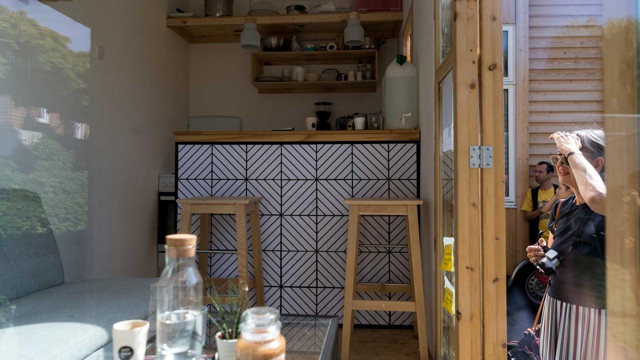 Besucher schauen sich am 20.07.2017 im Bauhaus Campus in Berlin das Tiny Haus "Cafe Grundeinkommen" an. Besucher schauen sich am 20.07.2017 im Bauhaus Campus in Berlin das Tiny Haus "Cafe Grundeinkommen" an.