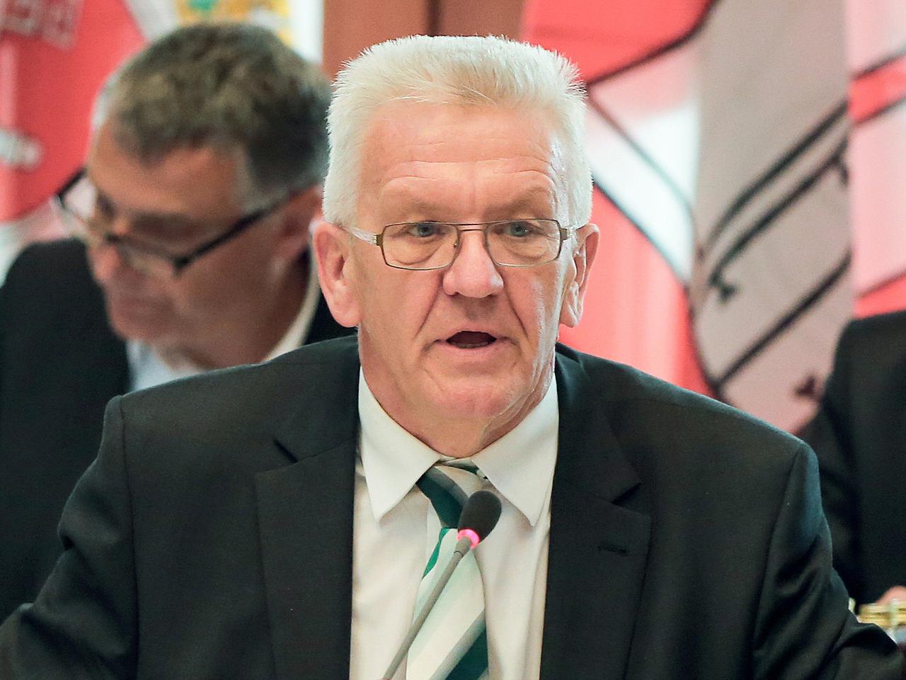 Baden-Württembergs Ministerpräsident Winfried Kretschmann (Grüne) leitete vor dem Gipfel eine Sondersitzung der Ministerpräsidenten.