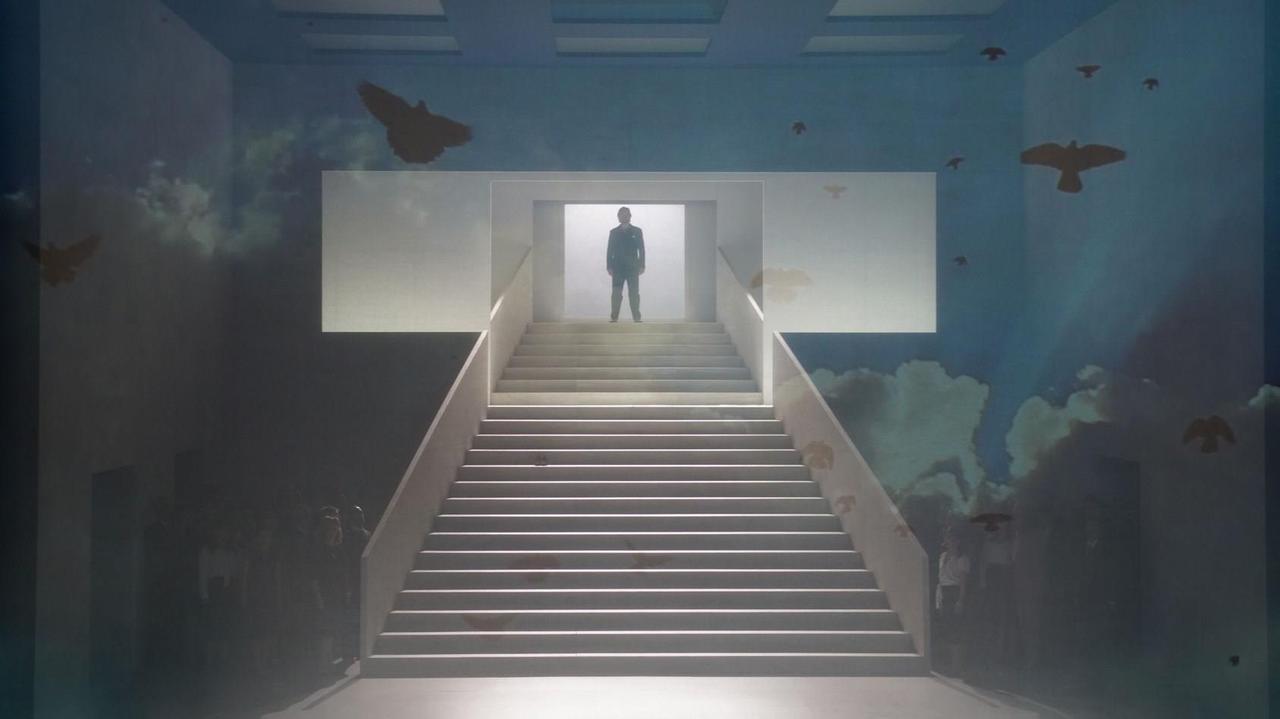 Am Ende einer aufsteigenden Treppe steht Mirko Roschkowski in der Rolle als Titus in "La Clemenza di Tito" Am Ende einer aufsteigenden Treppe steht Mirko Roschkowski in der Rolle als Titus in "La Clemenza di Tito"