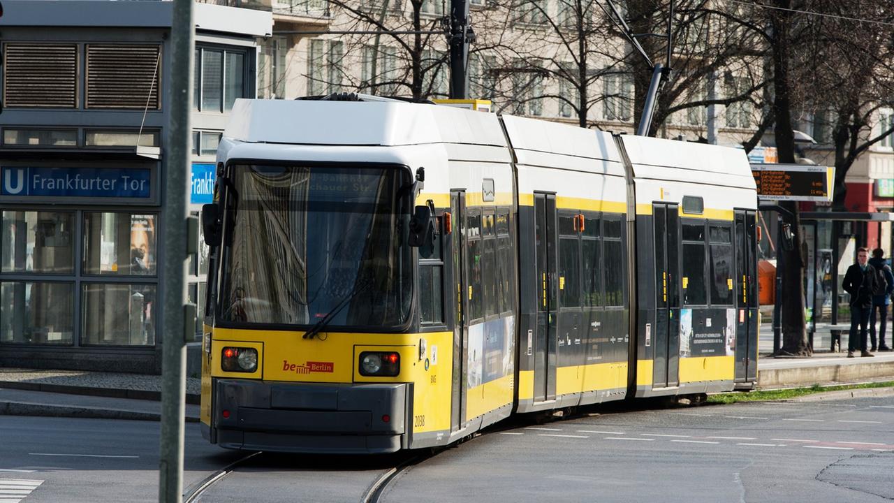 Die M10 fährt durch Berlin-Friedrichshain. Die M10 fährt durch Berlin-Friedrichshain.