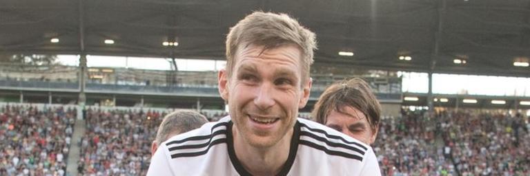 Per Mertesacker sitzt nach seinem Abschiedsspiel in einer Eistonne. Der ehemalige Fußball-Nationalspieler Mertesacker feiert sein Karriereende mit einem großen Abschiedsspiel. Per Mertesacker sitzt nach seinem Abschiedsspiel in einer Eistonne. Der ehemalige Fußball-Nationalspieler Mertesacker feiert sein Karriereende mit einem großen Abschiedsspiel.