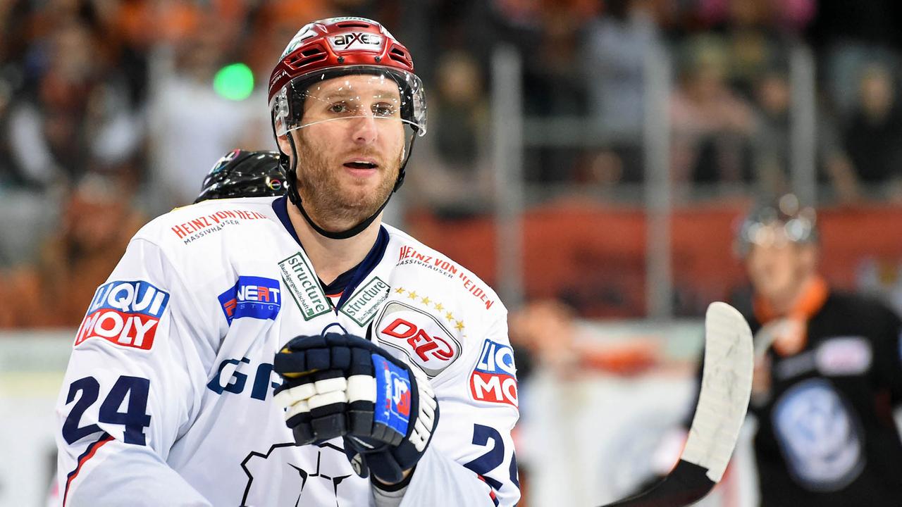 André Rankel von den Eisbären Berlin im Spiel gegen Grizzlys Wolfsburg in der Deutschen Eishockey Liga, aufgenommen am 05. November 2017 in der EisArena Wolfsburg André Rankel von den Eisbären Berlin im Spiel gegen Grizzlys Wolfsburg in der Deutschen Eishockey Liga, aufgenommen am 05. November 2017 in der EisArena Wolfsburg