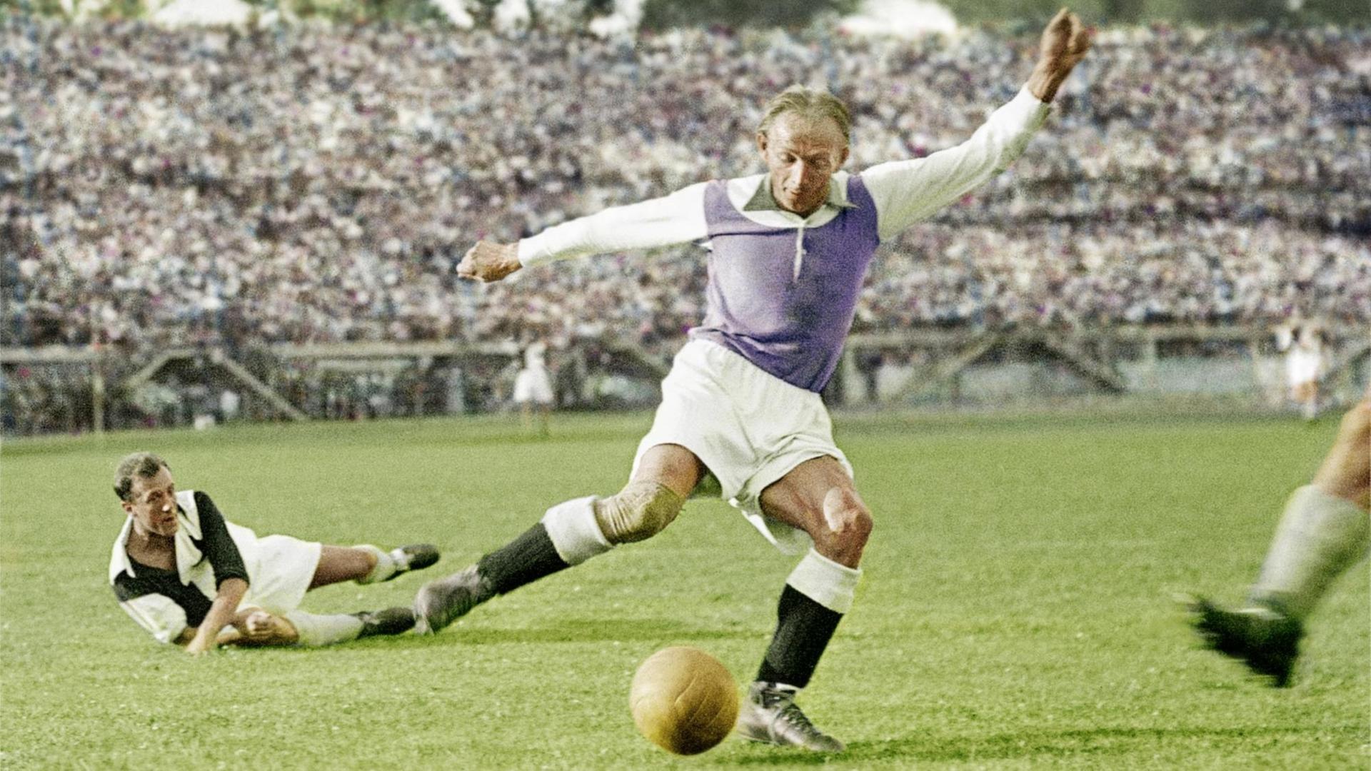 Der österreichische Fußballspieler Matthias Sindelar im Trikot von Austria Wien. Um 1932. Der österreichische Fußballspieler Matthias Sindelar im Trikot von Austria Wien. Um 1932.