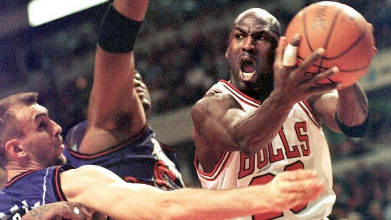 Chicago-Bulls-Star Michael Jordan (r) fängt den Ball unter dem Korb der Toronto Raptors. Chicago-Bulls-Star Michael Jordan (r) fängt den Ball unter dem Korb der Toronto Raptors.