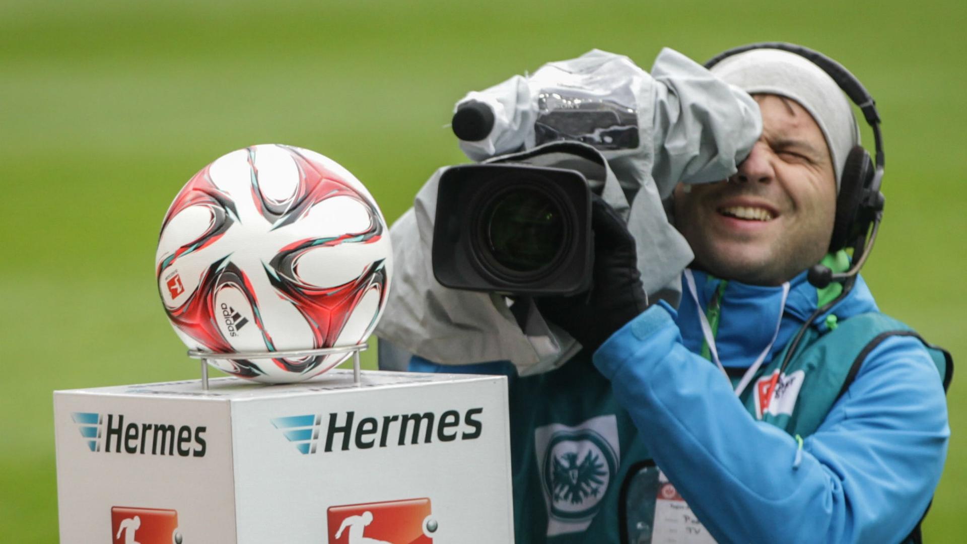 Ein Kameramann filmt den Ball vor einem Bundesligaspiel. Ein Kameramann filmt den Ball vor einem Bundesligaspiel.
