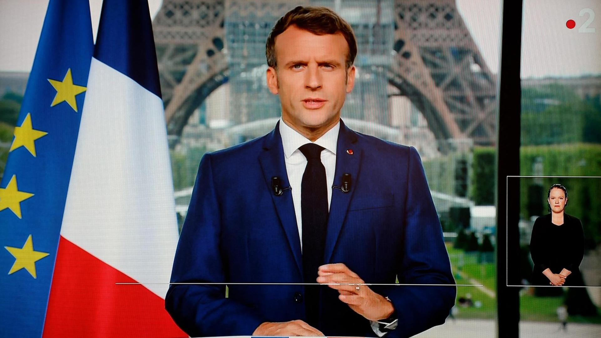 Das Foto zeigt Frankreichs Staatspräsidenten Macron bei einer Fernsehansprache. Das Foto zeigt Frankreichs Staatspräsidenten Macron bei einer Fernsehansprache.