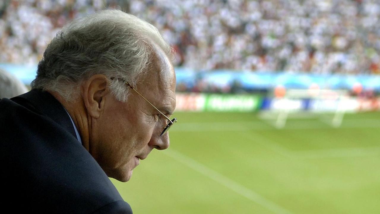 Franz Beckenbauer, Präsident des Organisationskomitees der Fußball-WM, während des Eröffnungsspiels in München am 09.06.2006. Im Hintergrund ist das Spielfeld zu sehen, am linken Bildrand erkennt man Franz Beckenbauer im Profil. Franz Beckenbauer, Präsident des Organisationskomitees der Fußball-WM, während des Eröffnungsspiels in München am 09.06.2006. Im Hintergrund ist das Spielfeld zu sehen, am linken Bildrand erkennt man Franz Beckenbauer im Profil.