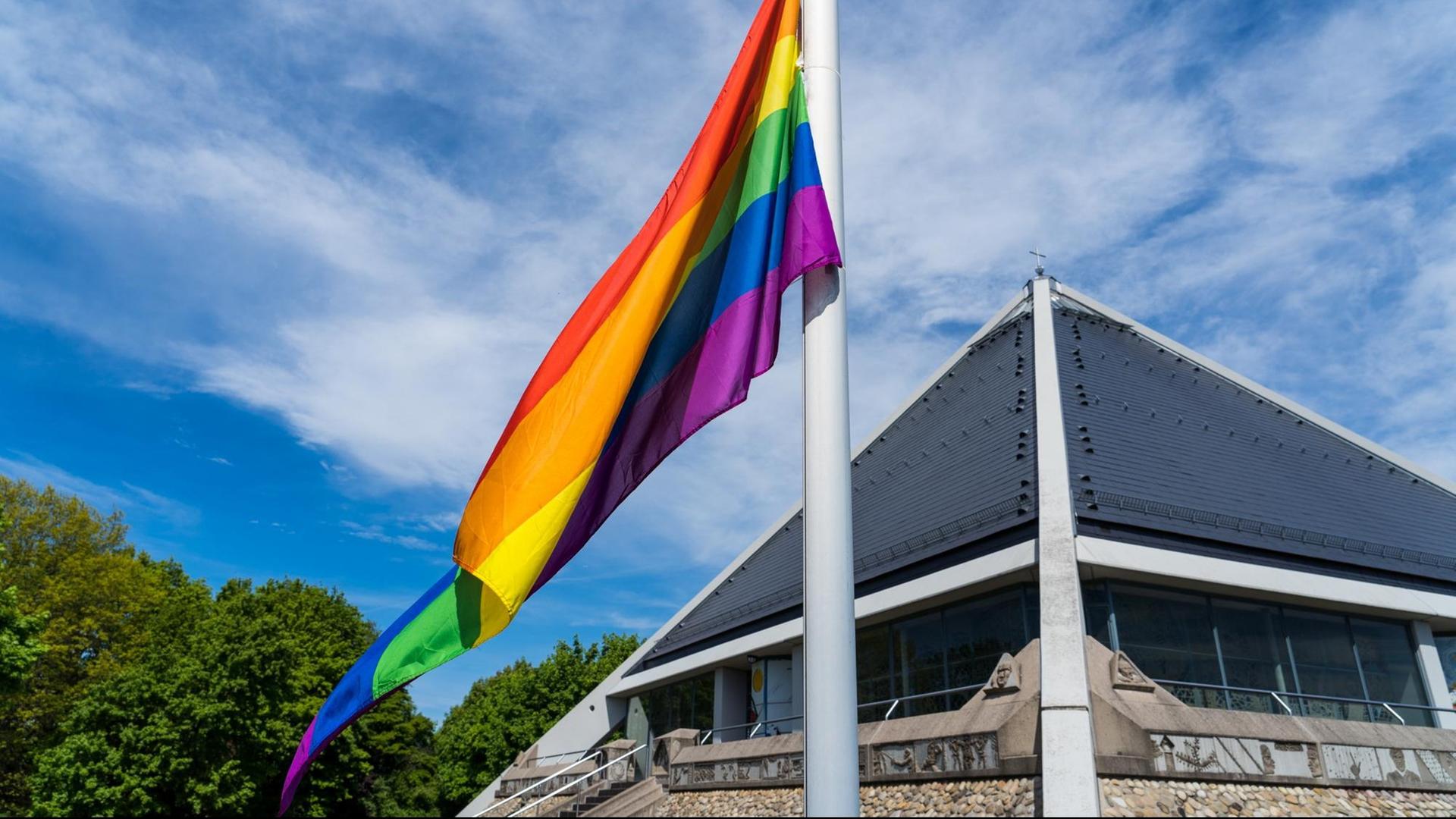 #OutInChurch - Queere Mitarbeiter der katholischen Kirche fordern Respekt und Sichtbarkeit