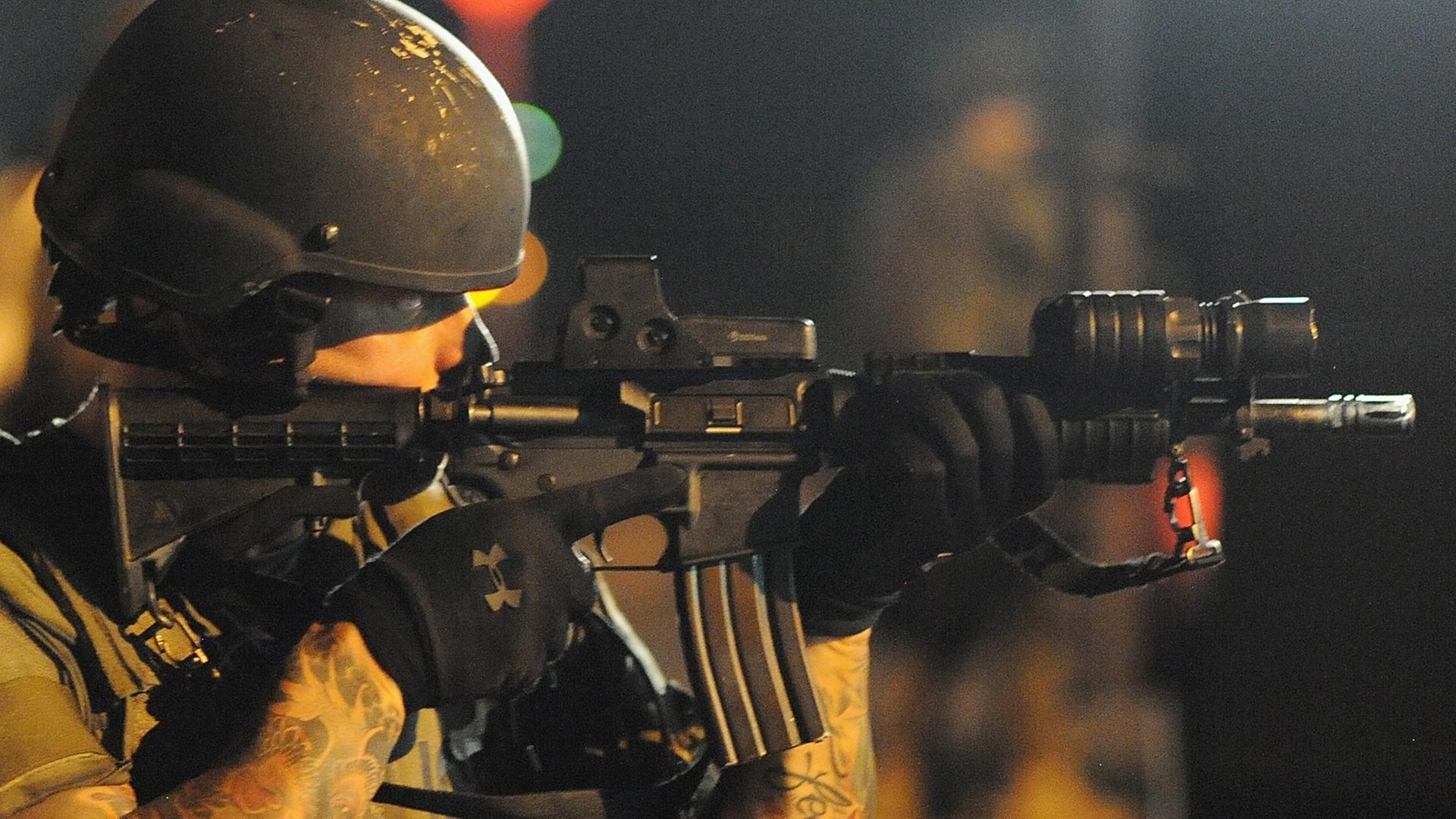 Ein Polizist während der Unruhen in Ferguson am 18. August 2014 Ein Polizist während der Unruhen in Ferguson am 18. August 2014