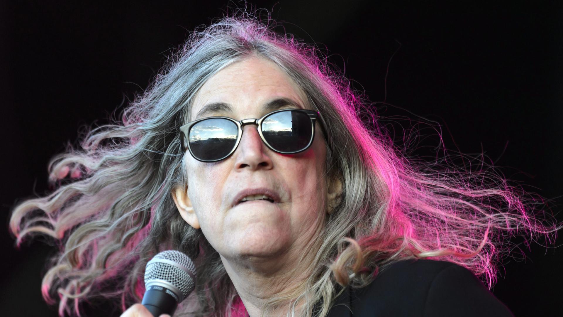 Die US-Sängerin Patti Smith auf der Bühne in Nyon in der Schweiz; Aufnahme vom Juli 2015 Die US-Sängerin Patti Smith auf der Bühne in Nyon in der Schweiz; Aufnahme vom Juli 2015