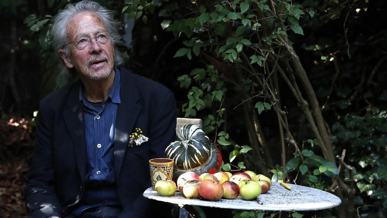 Der Schriftsteller Peter Handke sitzt an einem kleinen runden Tisch mit Äpfeln in seinem Garten in Chaville in der Nähe von Paris. Der Schriftsteller Peter Handke sitzt an einem kleinen runden Tisch mit Äpfeln in seinem Garten in Chaville in der Nähe von Paris.