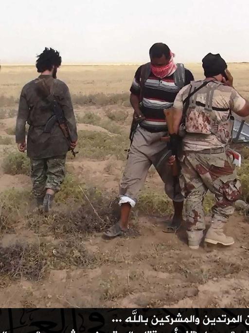 Das Foto stammt von der Gruppe Albaraka News, die den Dschihadisten nahe steht. Es zeigt mutmaßliche Kämpfer des IS, die nahe der Grenze zwischen Syrien und dem Irak Stellung beziehen.