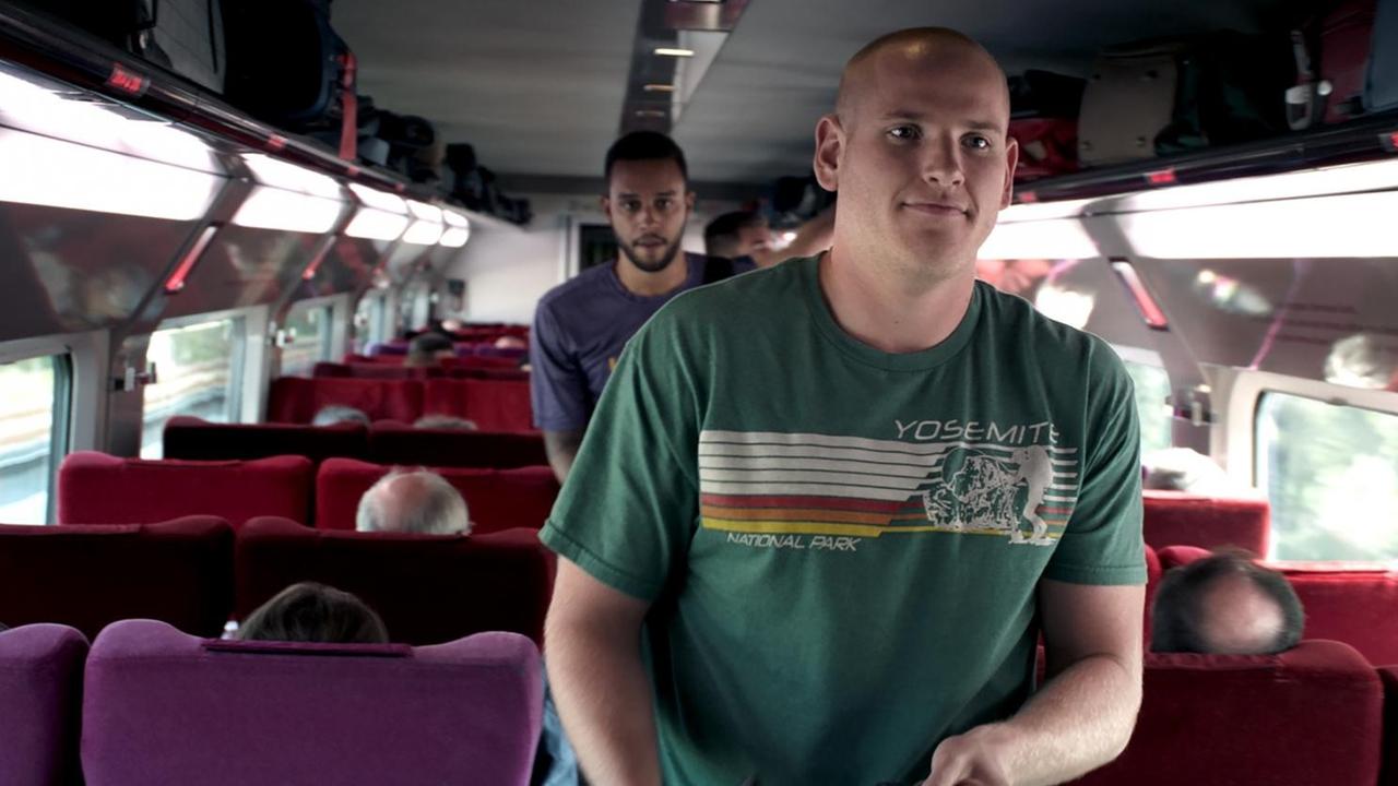Filmszene aus "The 15:17 to Paris" - Spencer Stone und Anthony Sadler gehen durch das Großraumabteil eines Thalys Filmszene aus "The 15:17 to Paris" - Spencer Stone und Anthony Sadler gehen durch das Großraumabteil eines Thalys