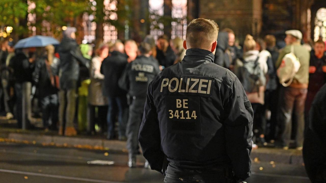 Mahnwache der neuen Synagoge in Berlin. Im Vordergrund ein Polizist. Mahnwache der neuen Synagoge in Berlin. Im Vordergrund ein Polizist.