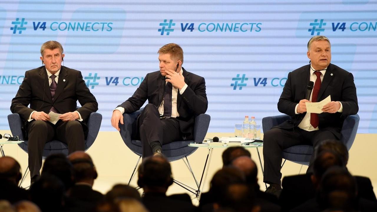 Prime Ministers, Viktor Orbán (R) of Hungary speaks during a panel discussion of Visegrads countries (V4) prime ministers as his counterparts Mateusz Morawiecki (L) of Poland, Andrej Babis (2ndL) of Czech Republic and Robert Fico (2ndR) of Slovakia listen in the Varkert Bazar (the building of the Royal Palace) of Budapest on January 26, 2018. / AFP PHOTO / ATTILA KISBENEDEK Prime Ministers, Viktor Orbán (R) of Hungary speaks during a panel discussion of Visegrads countries (V4) prime ministers as his counterparts Mateusz Morawiecki (L) of Poland, Andrej Babis (2ndL) of Czech Republic and Robert Fico (2ndR) of Slovakia listen in the Varkert Bazar (the building of the Royal Palace) of Budapest on January 26, 2018. / AFP PHOTO / ATTILA KISBENEDEK