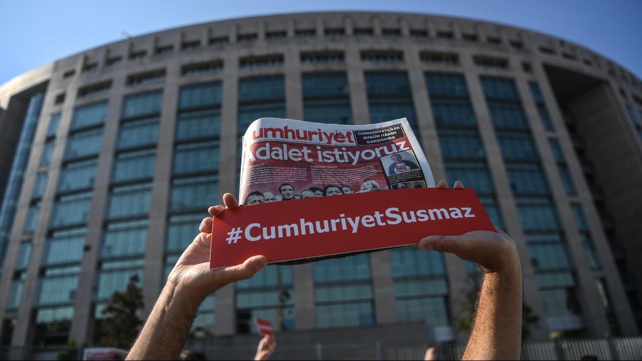 Vor einem Gericht in Istanbul hat der Prozess gegen "Cumhuriyet"-Mitarbeiter begonnen. Dagegen gab es Proteste vor dem Gebäude. Vor einem Gericht in Istanbul hat der Prozess gegen "Cumhuriyet"-Mitarbeiter begonnen. Dagegen gab es Proteste vor dem Gebäude.