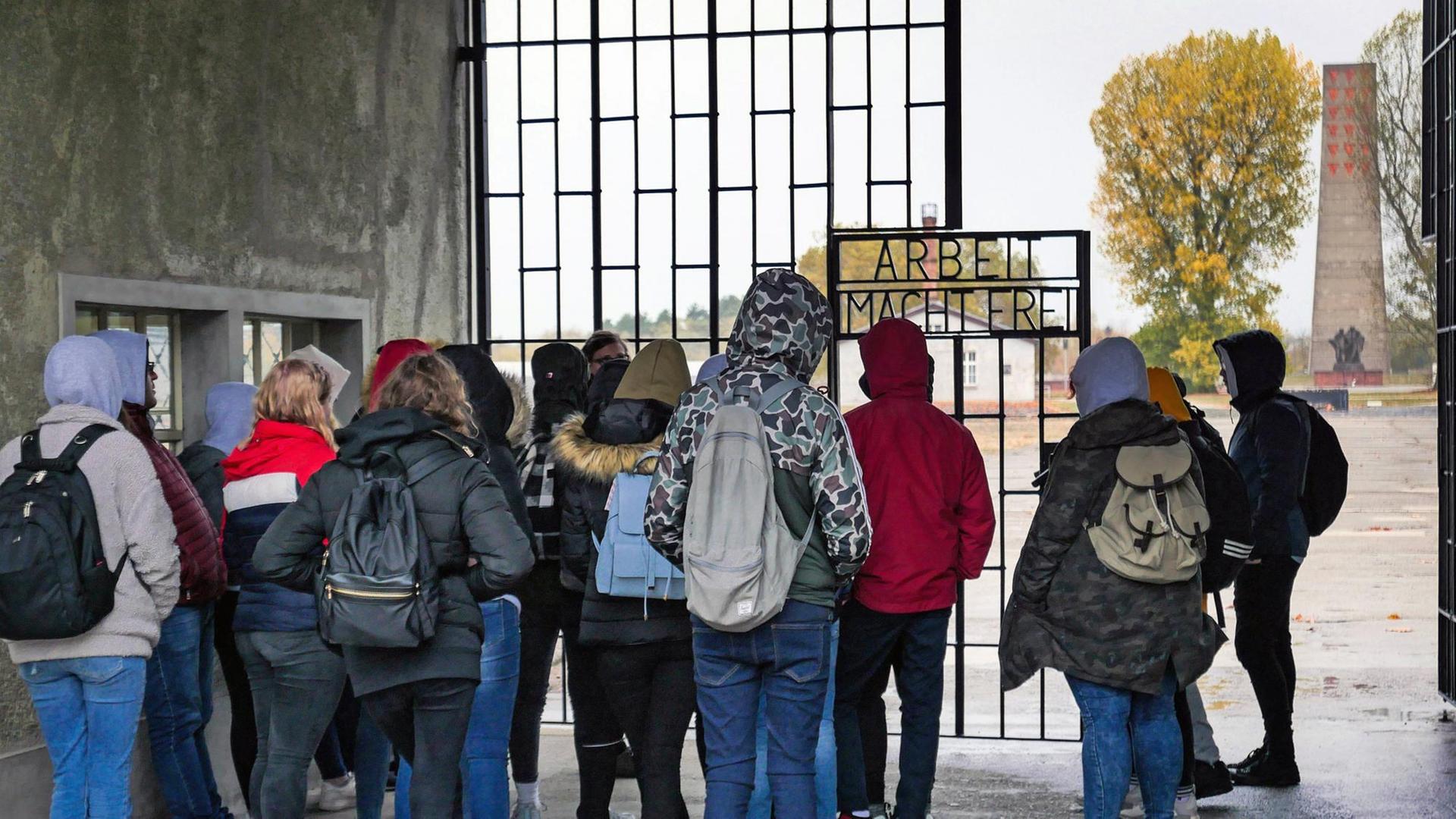 "Arbeit macht frei" – eine Schülergruppe vor dem Tor in der Mahn- und Gedenkstätte Sachsenhausen auf dem Gelände des ehemaligen Konzentrationslagers "Arbeit macht frei" – eine Schülergruppe vor dem Tor in der Mahn- und Gedenkstätte Sachsenhausen auf dem Gelände des ehemaligen Konzentrationslagers