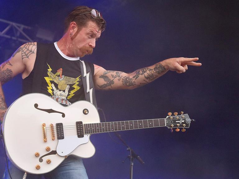 "Eagles of Death Metal"-Sänger Jesse Hughes bei einem Konzert in Belfort, Frankreich, im Juli 2015.