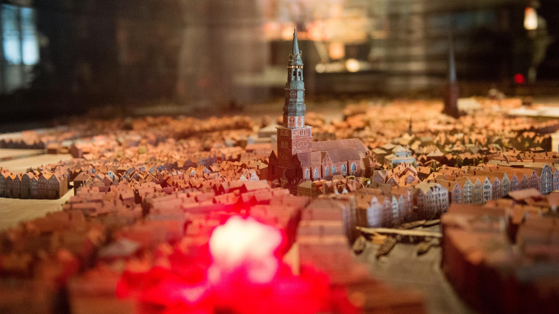 Ein zeitgenössisches Model zeigt die beim großen Hamburger Brand von 1842 zerstörten Gebäude, mittig die St. Nikolaikirche, im Vordergrund den leuchtenden Ausgangsort des Feuers, aufgenommen am 18.04.2017 im Museum für Hamburgische Geschichte in Hamburg