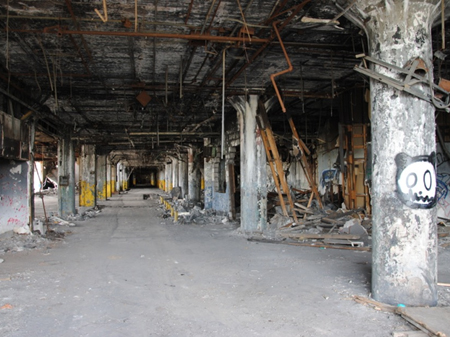 Fisher Body, eine vom Architekt Albert Kahn erbaute Fabrik. Sie steht leer und wird illegal entkernt. Fisher Body, eine vom Architekt Albert Kahn erbaute Fabrik. Sie steht leer und wird illegal entkernt.