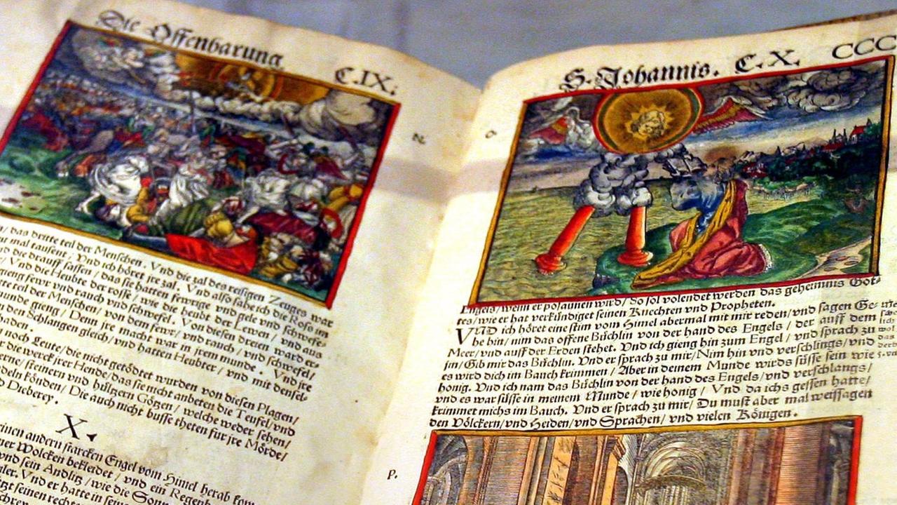 Luther-Bibel "Biblia Teutsch" von 1545 im Kloster zum Heiligen Kreuz in Rostock Luther-Bibel "Biblia Teutsch" von 1545 im Kloster zum Heiligen Kreuz in Rostock
