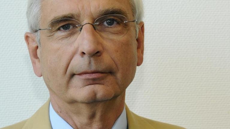 Joachim Wagner schaut in die Kamera. Er hat weiße Haare und Seitenscheitel, er trägt eine Brille. Sein Hemd ist hellblau, das Sakko hell, seine Krawatte gestreift. Joachim Wagner schaut in die Kamera. Er hat weiße Haare und Seitenscheitel, er trägt eine Brille. Sein Hemd ist hellblau, das Sakko hell, seine Krawatte gestreift.