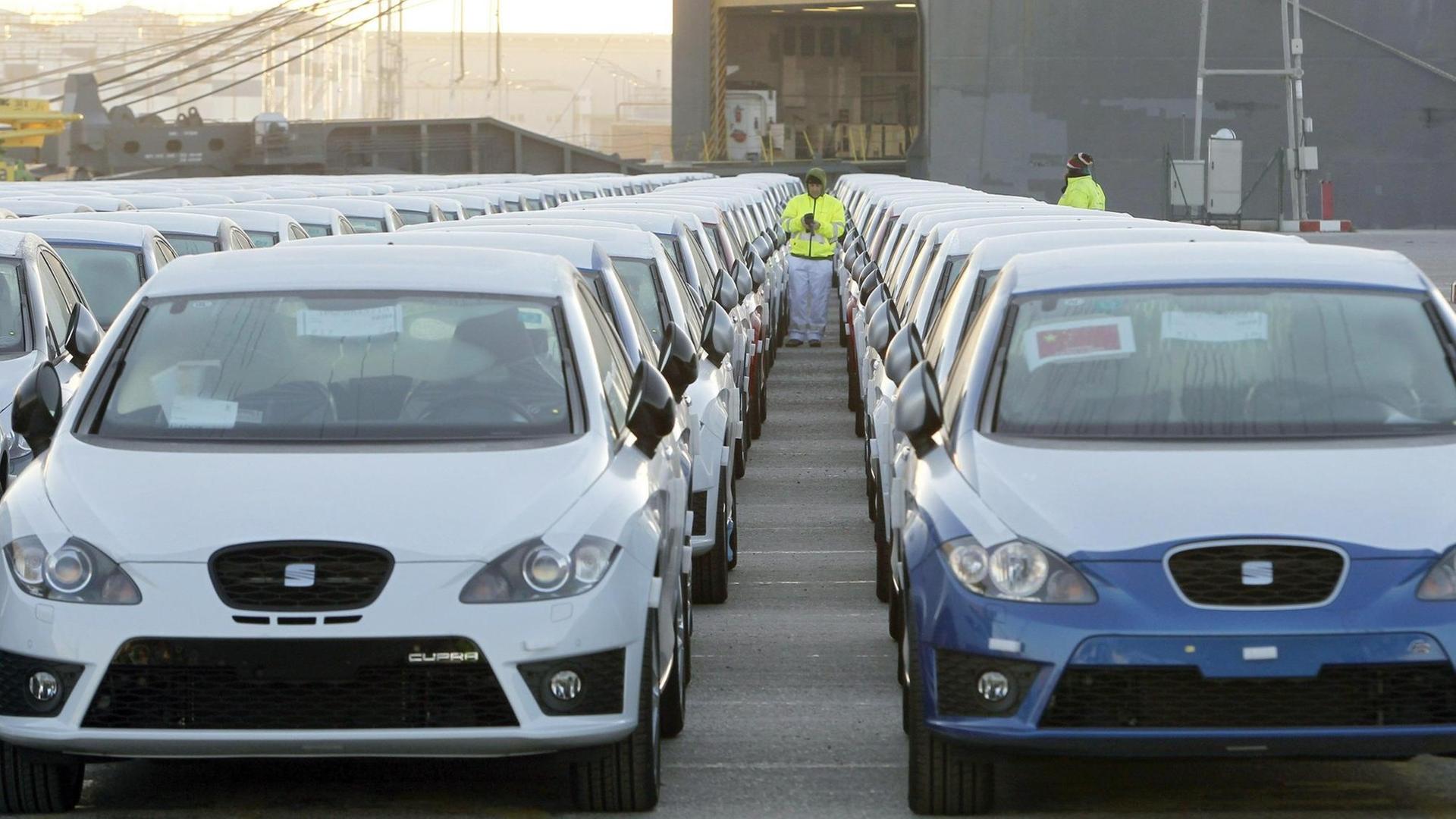 Mehrere SEAT-Fahrzeuge am Hafen von Barcelona vor der Verschiffung nach China am 10. Januar 2015.