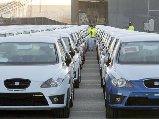 Mehrere SEAT-Fahrzeuge am Hafen von Barcelona vor der Verschiffung nach China am 10. Januar 2015.