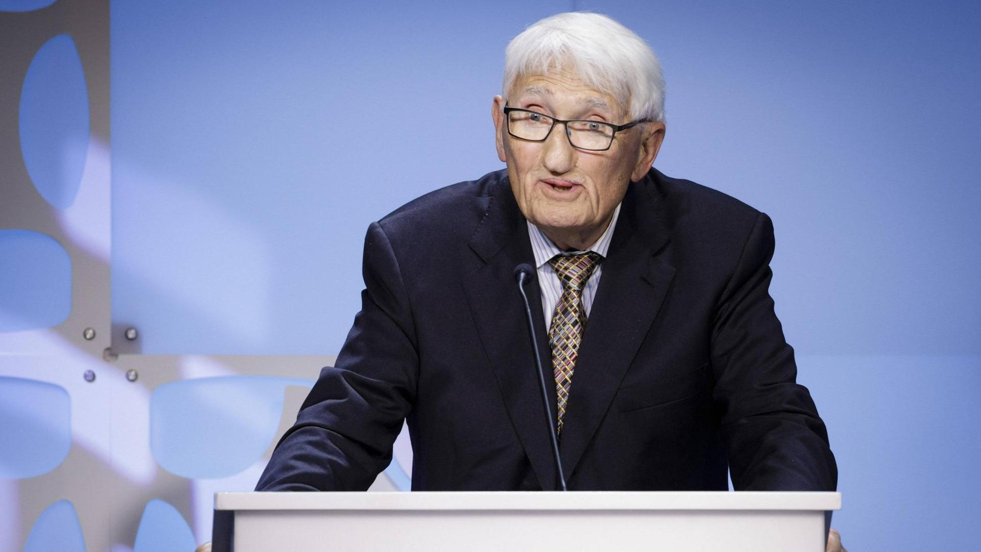 Der Philosoph Jürgen Habermas steht an einem Rednerpult und spricht ins Publikum. Der Philosoph Jürgen Habermas steht an einem Rednerpult und spricht ins Publikum.