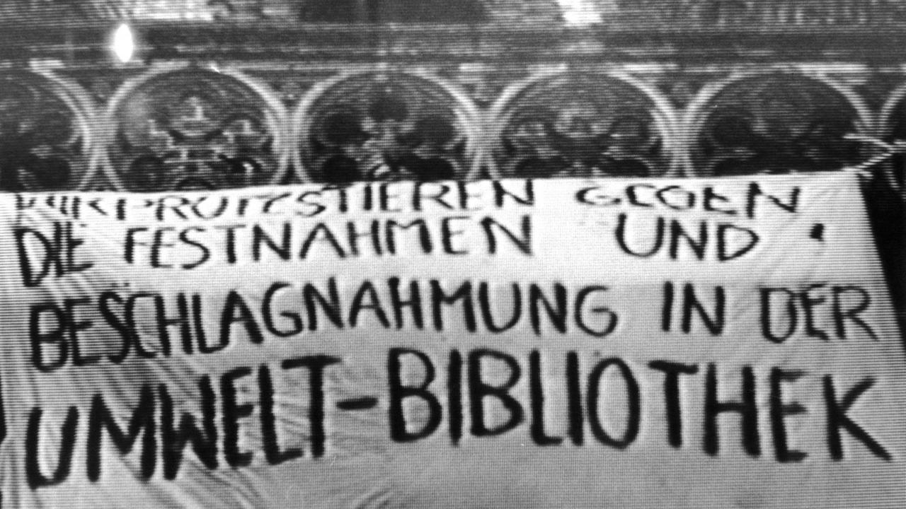 Ein am 27.11.1987 am Turm der Zions-Kirche angebrachtes Protest-Plakat. Ein Team des ZDF wurde bei Dreharbeiten während dieser Aktion von zivilen Sicherheitsbeamten massiv behindert. Ein am 27.11.1987 am Turm der Zions-Kirche angebrachtes Protest-Plakat. Ein Team des ZDF wurde bei Dreharbeiten während dieser Aktion von zivilen Sicherheitsbeamten massiv behindert.