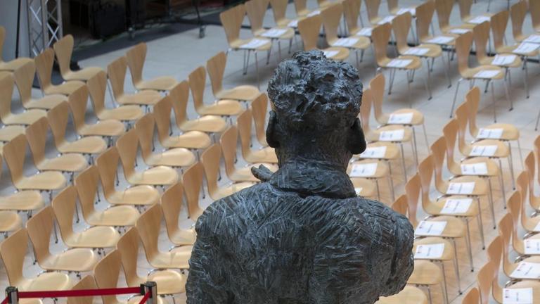 Im Willy Brandt Haus geht der Blick über die Statue von Brandt auf leere Sitzreihen.