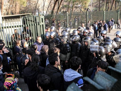 Studenten in Teheran und Polizisten geraten am 30.12.2017 aneinander.