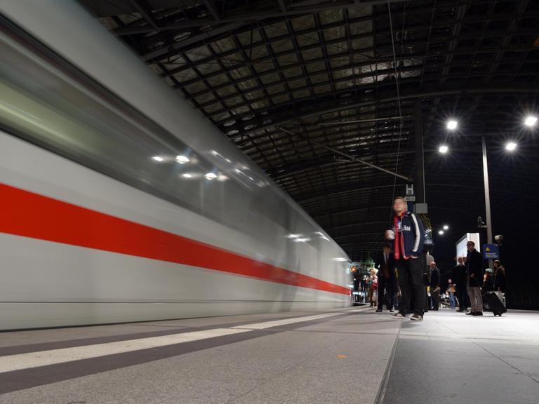 Bahnreisende warten am 16.10.2014 nach dem Ende des Streiks der Lokführer auf dem Hauptbahnhof in Berlin auf einen einfahrenden ICE.