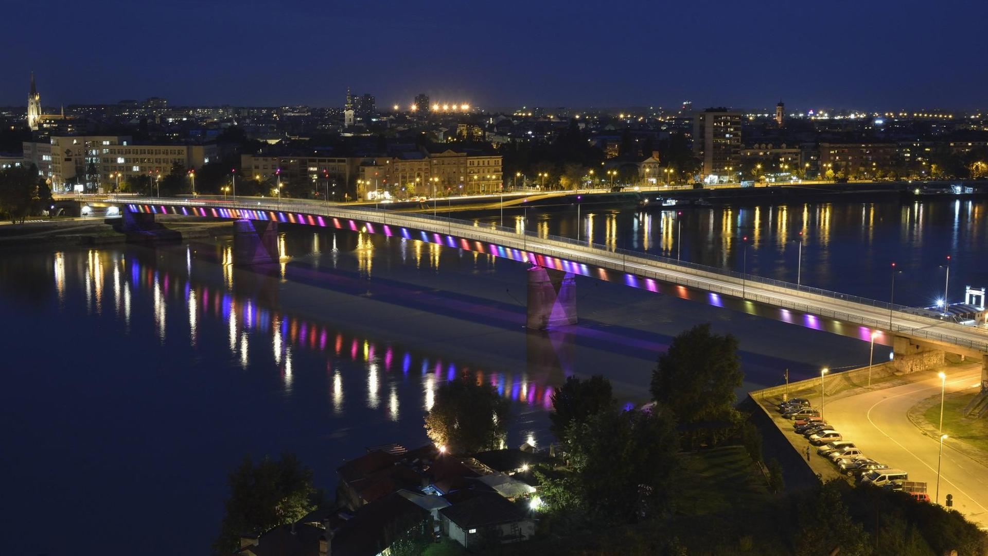 Ausblick von der Festung Petrovaradin auf die Freiheitsbrücke oder Regenbogenbrücke über die Donau, Novi Sad. Ausblick von der Festung Petrovaradin auf die Freiheitsbrücke oder Regenbogenbrücke über die Donau, Novi Sad.