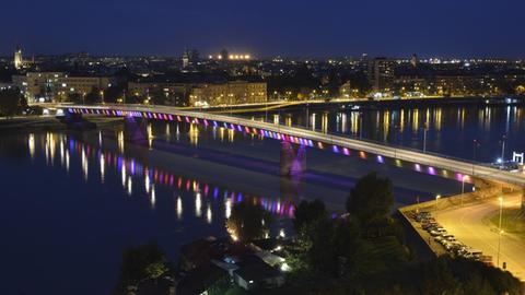 Ausblick von der Festung Petrovaradin auf die Freiheitsbrücke oder Regenbogenbrücke über die Donau, Novi Sad.