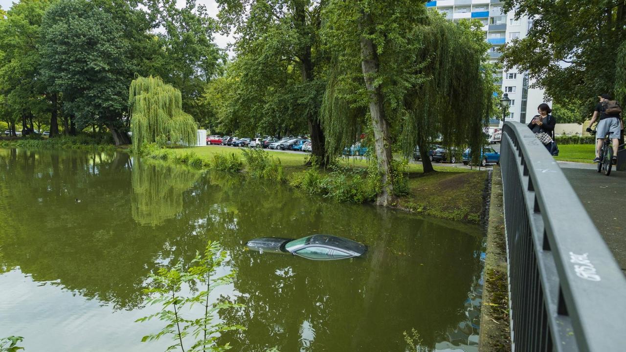 Ein bis zum Dach versenkter Skoda in einem Teich in Chemnitz.