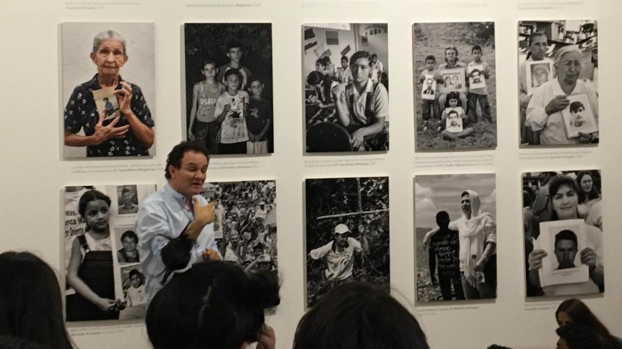 Fotoreporter Jesus Abad steht vor einer Fotowand in der Ausstellung "Testigo" im kolumbianischen Bogotá.