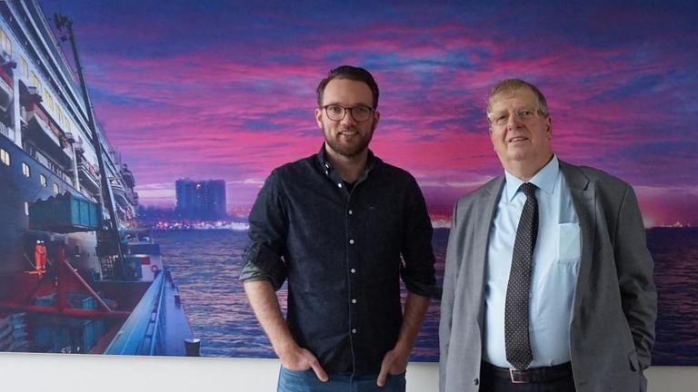  Kenny Baas, Manager beim Müllentsorger Bek en Verburg, und sein Großvater und Unternehmensgründer Daan vor einem Gemälde des Rotterdamer Hafens