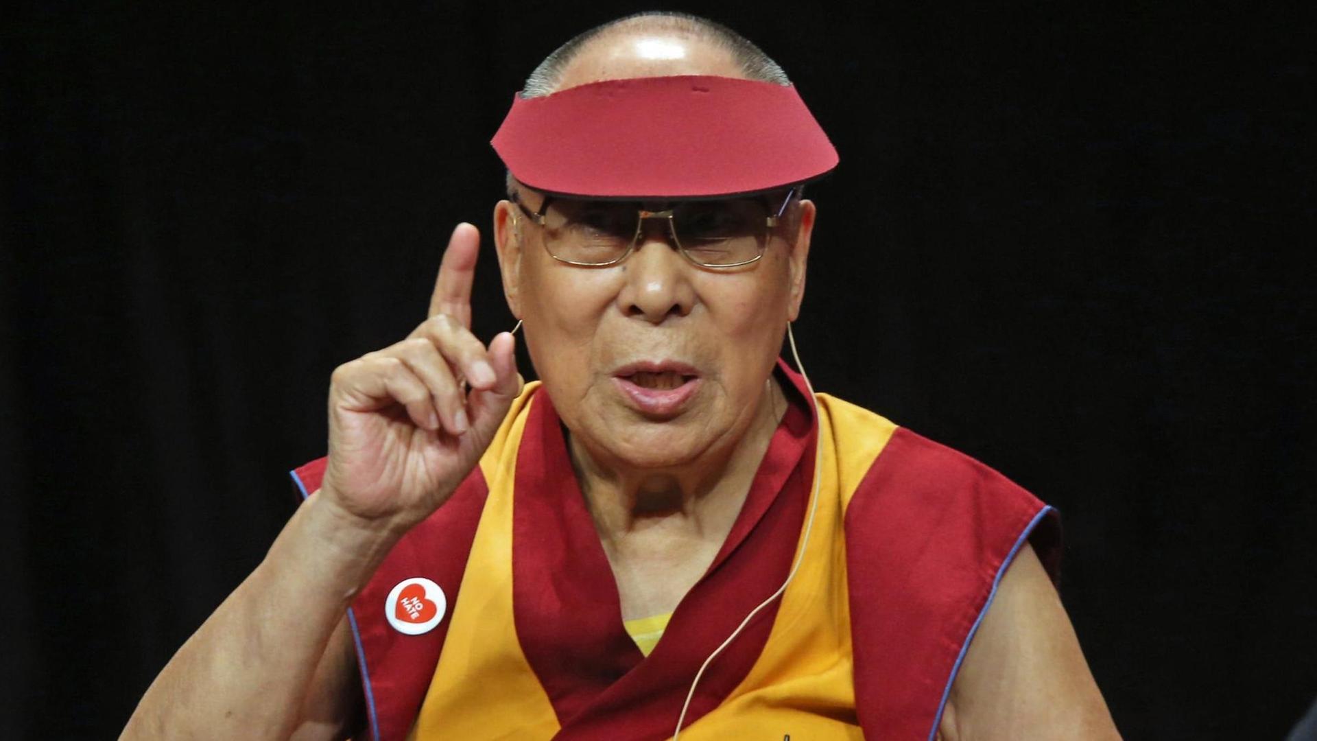 Der Dalai Lama spricht auf einer Konferenz mit Jugendlichen zum Thema "Toleranz und Europa" in Straßburg. Der Dalai Lama spricht auf einer Konferenz mit Jugendlichen zum Thema "Toleranz und Europa" in Straßburg.